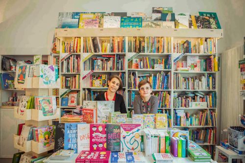 ARIBAC, la libreria d’ispirazione tulletiana (Via Porpora 62, Loreto)
Silvia e Cristina si conoscono durante un ciclo di incontri di riassessment: una sorta di orientamento per chi, arrivato  a  un  certo  punto  della  sua  vita  professionale,  desidera stravolgere  tutto  senza  però  perdere  il  filo delle proprie competenze. Un anno dopo aprono la libreria presentandosi con un’insegna a pallini rossi, gialli e blu, citazione di uno dei più  bei libri per bambini realizzati  da Hervé Tullet cui  le  due libraie sono  molto legate. Uno dei loro punti di forza è il gruppo di lettura per adolescenti.